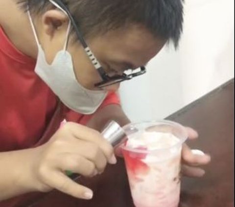 Telaten saat Bikin Minuman, Aksi Penyandang Down Syndrome saat Jadi Barista Ini Curi Perhatian