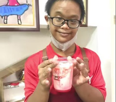 Telaten saat Bikin Minuman, Aksi Penyandang Down Syndrome saat Jadi Barista Ini Curi Perhatian