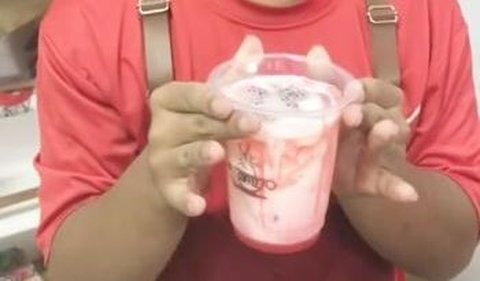 Berdasarkan keterangan, minuman tersebut diberi nama dengan Es Merah Putih.