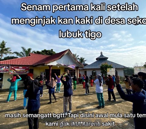 Kelompok KKN ini kemudian melanjutkan program pengabdian di lokasi. Tampak mereka menjalani senam di sekolah. Momen ini menjadi kali pertama salah satu temannya yang diketahui bernama Asnawi tak ikut lantaran sakit. 