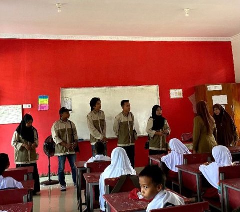 Kelompok ini melanjutkan program kerja di sebuah Sekolah Dasar (SD). Asnawi pun ikut melaksankan program di SD dan tampak antusias bertemu dengan anak-anak SD.