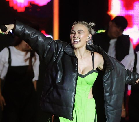 Selain Agnez Mo, kemeriahan Malam Puncak SCTV 33XtraOrdinary juga dimeriahkan penampilan dari Dewa 19, Iwan Fals, Isyana Sarasvati, Lesti Kejora, dan sederet artis papan atas Indonesia lainnya.