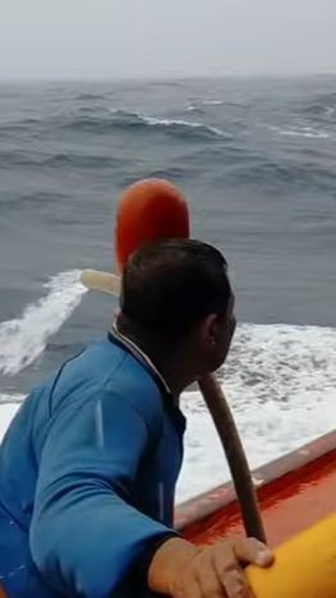 Demi Memenuhi Kebutuhan Keluarga, Para Nelayan Ini Rela Kehujanan di Kapal dan Terombang-ambing di Tengah Laut