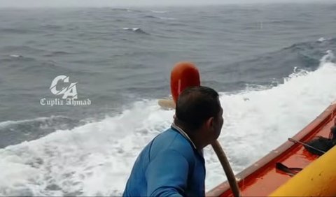 Melansir dari akun Youtube Cupliz Ahmad, membagikan video merekam potret kehidupan nelayan di tengah laut.