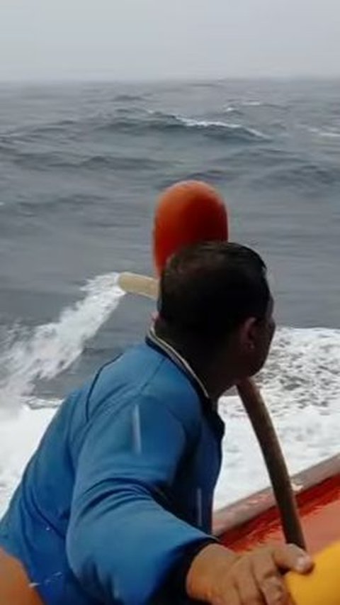 Perekam video menyebut, jika ia dan rekan nelayan lainnya biasanya bertahan selama beberapa hari di tengah laut.<br><br>Mereka baru pulang ketika hasil tangkapan ikan dirasa cukup untuk dijual.