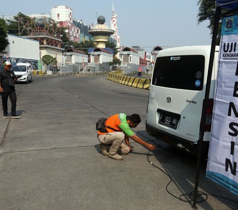 Hari ini, Pemprov DKI Jakarta bersama Polda Metro Jaya mulai menguji coba razia uji emisi di lima wilayah DKI Jakarta. Hal ini dilakukan sebagai upaya menekan polusi udara di Jakarta yang memburuk belakangan ini.