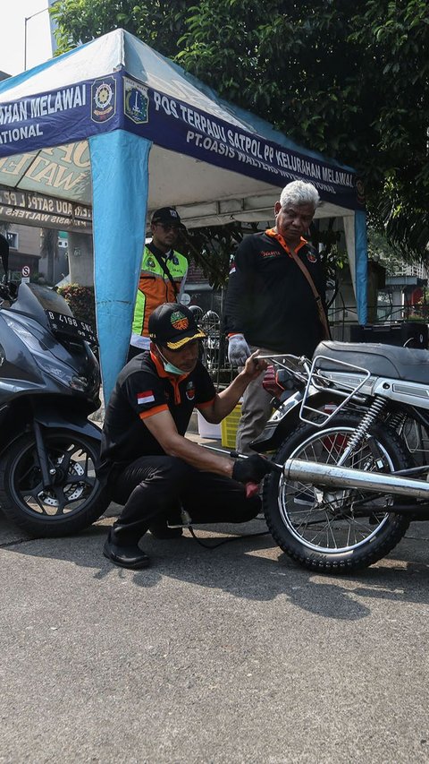 Pengendara yang tak lolos razia uji emisi akan mendapatkan sanksi denda sebesar Rp250.000 bagi pengguna sepeda motor dan Rp500.000 bagi pengendara mobil.