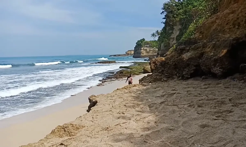 Disebut Tanah Lotnya Sukabumi, Begini Potret Eloknya Pantai Karang Gantungan