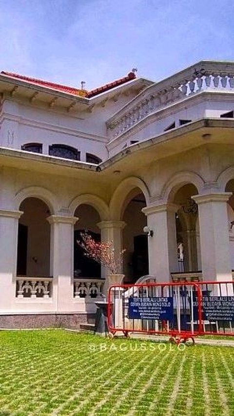 Salah satu bangunan megah itu adalah Ndalem Priyosuhartan. Alamatnya di Jalan Perintis Kemerdekaan Nomor 70, Kecamatan Laweyan, Kota Surakarta.