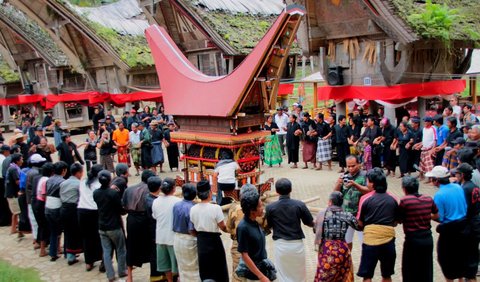 Masyarakat suku Toraja sendiri memandang kematian sebagai momen perpindahan orang dari dunia, ke tempat peristirahatan yang disebut dengan alam roh (Puya).