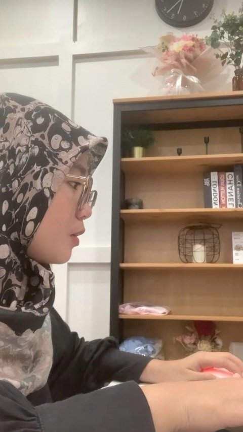 Norma Risma juga menyibukan diri dengan bekerja. (Foto : tiktok.com/normarisma)