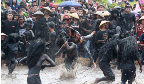 Upacara ini mengharuskan beberapa laki–laki berdandan menyerupai kerbau dan berkorban untuk membajak sawah.