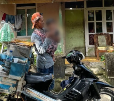 Setiap hari Hendri berjualan keliling kampung menggunakan motor bosnya. Peluh dan keringat yang keluar Hendri setiap harinya hanya mampu menghasilkan upah Rp300 per satu cup es krim.