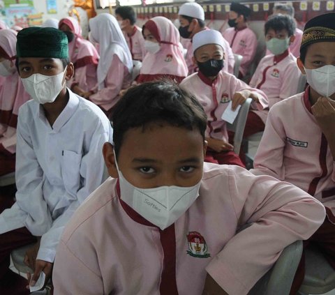 Sejumlah murid SDN 06 Lubang Buaya, Jakarta, menjalani pemeriksaan kesehatan dalam rangka skrining penderita infeksi saluran pernapasan akut (ISPA) di lingkungan sekolah, pada Jumat (25/6/2023).  Bagian yang diperiksa dalam pemeriksaan kesehatan ini di antaranya adalah mulut, gigi, kuku, kulit, mata, hipertensi, THT dari kepala hingga kaki.