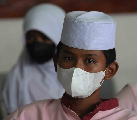 FOTO: Pemeriksaan Kesehatan Murid SD di Tengah Buruknya Polusi Udara Jakarta