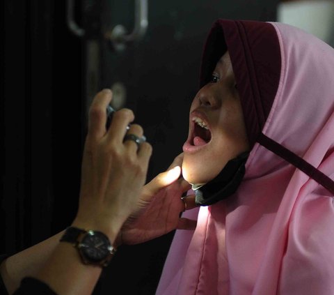 FOTO: Pemeriksaan Kesehatan Murid SD di Tengah Buruknya Polusi Udara Jakarta