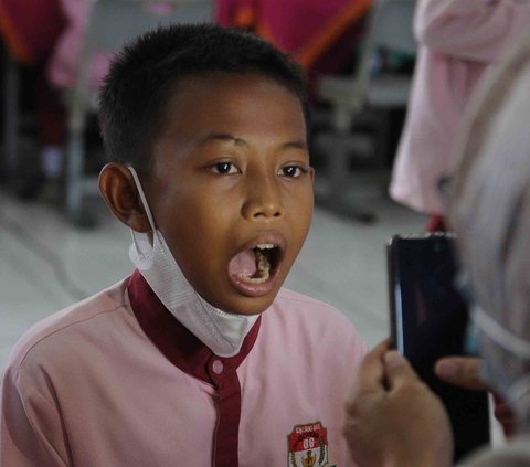 FOTO: Pemeriksaan Kesehatan Murid SD di Tengah Buruknya Polusi Udara Jakarta