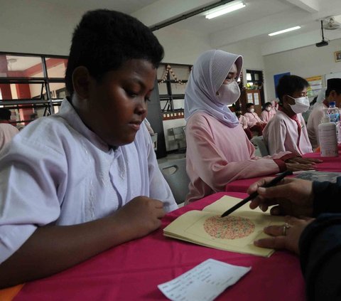 FOTO: Pemeriksaan Kesehatan Murid SD di Tengah Buruknya Polusi Udara Jakarta