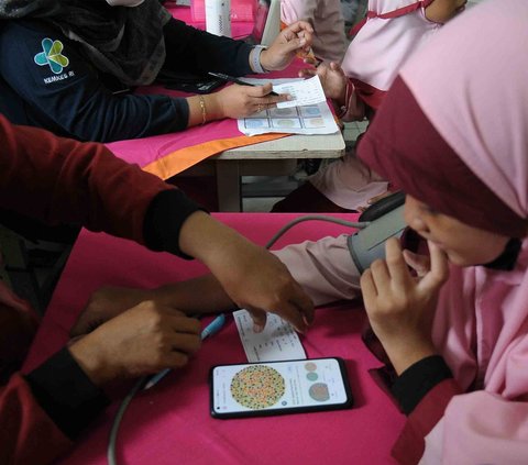 FOTO: Pemeriksaan Kesehatan Murid SD di Tengah Buruknya Polusi Udara Jakarta