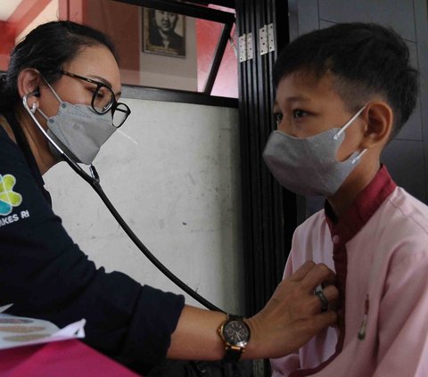 FOTO: Pemeriksaan Kesehatan Murid SD di Tengah Buruknya Polusi Udara Jakarta