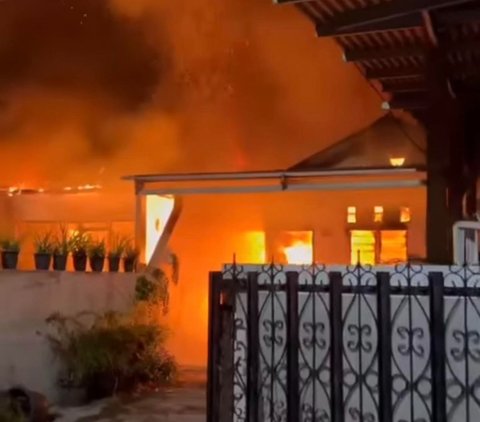 Terjadi kebakaran rumah yang diperuntukkan sebagai gudang di wilayah Kompleks Bambu Duri, Duren Sawit, Jakarta Timur pada Jumat (25/8) pagi.