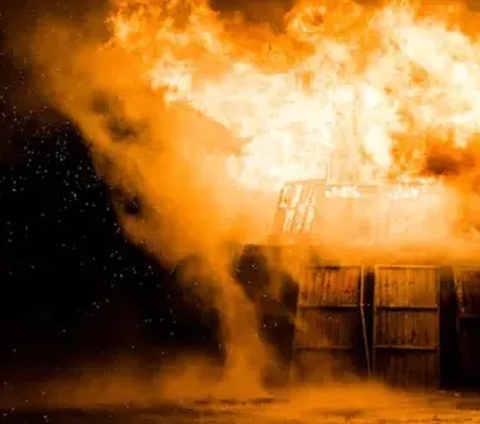 Diduga Akibat Korslet, Sebuah Gudang di Kompleks Bambu Duri Hangus Terbakar