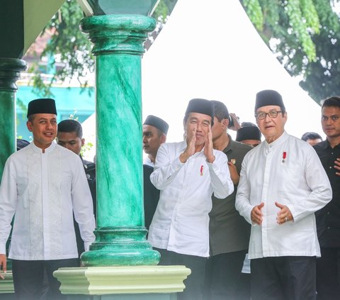 Presiden Joko Widodo (Jokowi), ustaz Adi Hidayat, dan ribuan masyarakat menghadiri haul ke-2 almarhum Haji Anif bin H Gulrang Shah di Masjid Al Musanif Medan, Jumat (25/8).