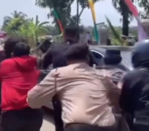 Pria Ini Berani Adang Mobil Jokowi di Binjai, Ternyata Bawa Surat Misterius Buat Presiden