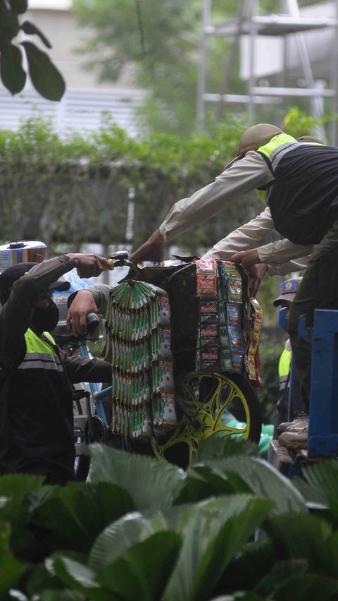 FOTO: Dianggap Mengganggu, Pedagang Kopi Starling Diangkut Satpol PP Jelang KTT ASEAN