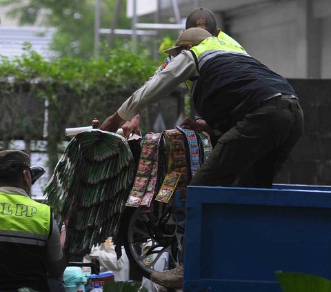 Petugas Satpol PP mengangkut sejumlah pedagang kopi keliling atau starling yang berjualan di kawasan Bundaran HI, Jakarta, Jumat (25/8/2023). Aksi ini dilakukan karena dianggap mengganggu ketertiban umum jelang penyelenggaraan KTT ke-43 ASEAN di Jakarta.