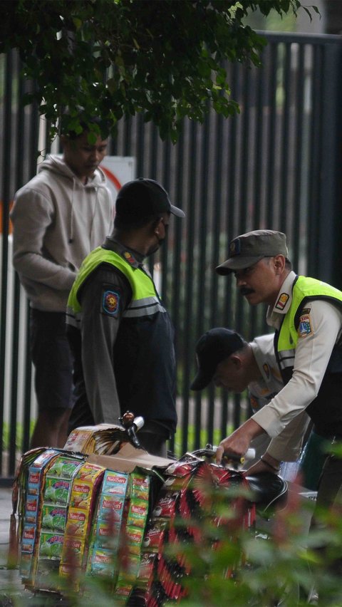 Sebanyak tiga sepeda pedagang kopi starling terjaring operasi Satpol PP kali ini.