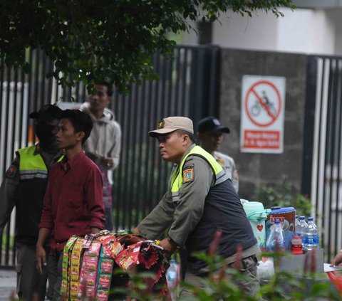 Fokus utamanya adalah menertibkan pedagang kaki lima dan kegiatan keramaian yang mengganggu ketertiban umum di sekitar hotel tempat tamu dan delegasi KTT ASEAN menginap.