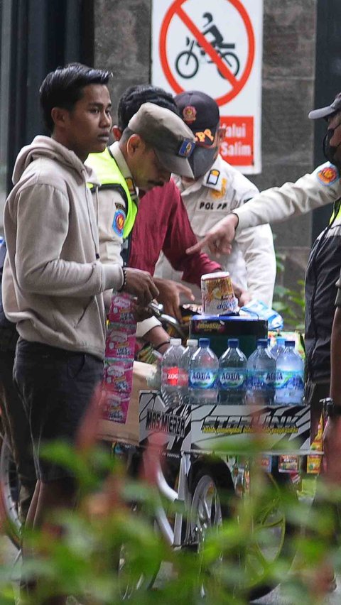 Ekspresi seorang pedagang kopi starling ketika ditertibkan petugas Satpol PP.