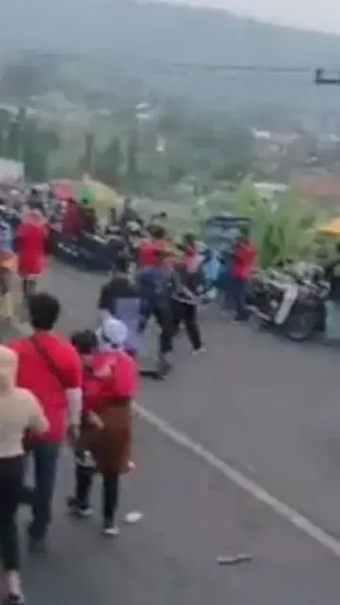 Suasana Lokasi Kecelakaan Truk Tabrak Penonton Karnaval, 3 Orang Tewas