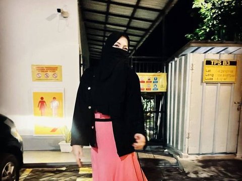 8 Penampilan Terbaru Ratu Rizky Nabila yang Kembali Tampil Lebih Terbuka Setelah Hijrah, Sudah Diperkirakan Tidak Akan Berlangsung Lama