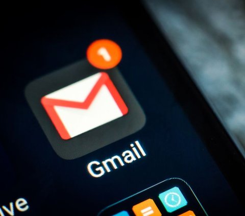 Apabila belum muncul juga, cobalah tunggu beberapa minggu mengingat fitur penerjemah bawaan di aplikasi Gmail versi mobile ini masih tahap pengujian.