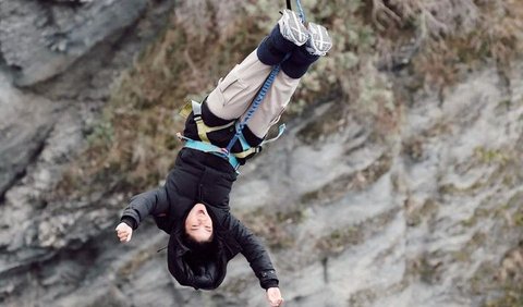 Potret Naysilla Mirdad Bungee Jumping di Selandia Baru langsung menuai banyak komentar dari rekan artis. Mereka ikut terkejut melihat aksi Naysilla. 