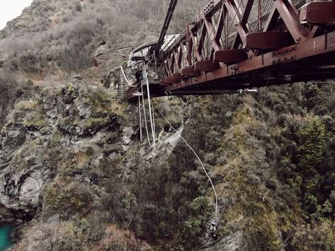 10 Momen Menegangkan Naysilla Mirdad 'Bungee Jumping' Terjun dari Atas Jembatan di Selandia Baru, Netizen: Gila Pemberani Banget!
