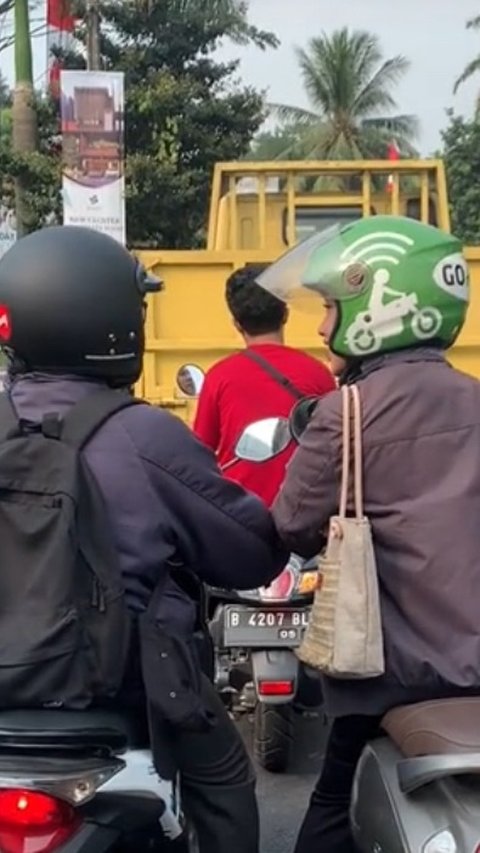 Terjebak Macet, Aksi Pasutri Pamitan di Jalan Ini Bikin Iri Pengendara Lain