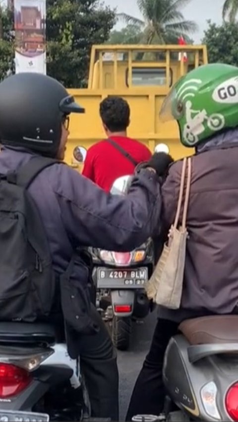 Terjebak Macet, Aksi Pasutri Pamitan di Jalan Ini Bikin Iri Pengendara Lain