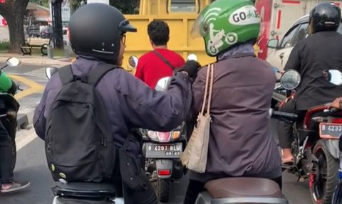 Terjebak Macet, Aksi Pasutri Pamitan di Jalan Ini Bikin Iri Pengendara Lain