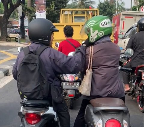 Terjebak Macet, Aksi Pasutri Pamitan di Jalan Ini Bikin Iri Pengendara Lain