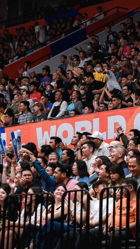 Suasana gemuruh penonton Piala Dunia Basket FIBA 2023 di Indonesia Arena.<br>