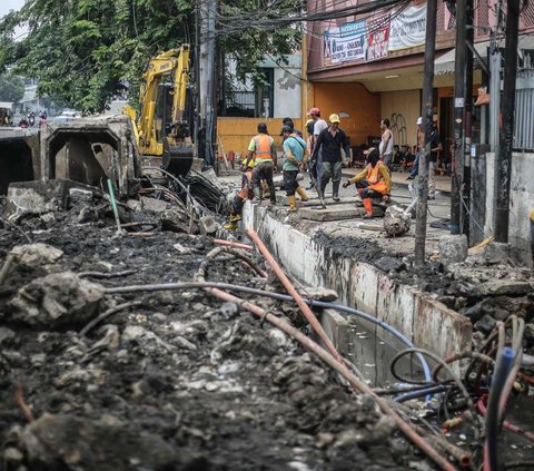 Suasana aktivitas pekerja yang menyelesaikan pembangunan trotoar di Jalan Matraman Raya, Jakarta, Sabtu (26/8/2023). Pemprov DKI tengah melakukan pembangunan trotoar di kawasan Jalan Matraman Raya. <br>