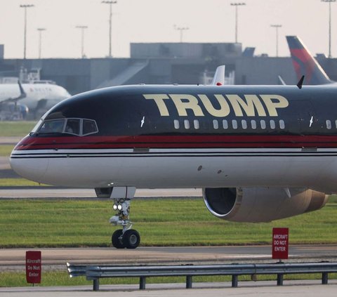 Mantan Presiden Amerika Serikat Donald Trump diketahui menyerahkan diri ke Penjara Fulton County, Georgia, AS, pada Kamis (24/8/2023). Dia didakwa 13 tuduhan atas upaya membatalkan hasil Pilpres AS 2020 di negara bagian itu.