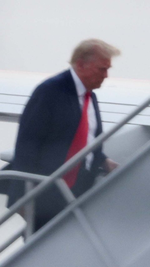 Trump tiba di penjara tidak lama setelah pukul 19.30 waktu setempat. Tahapan yang dijalaninya sama dengan terdakwa lainnya; diambil sidik jari dan foto.