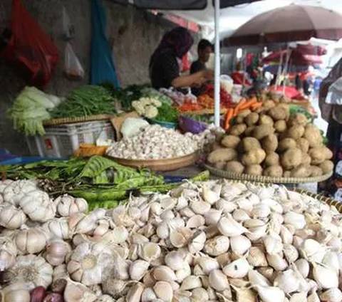 Seorang pedagang bumbu dan bahan dapur di Pasar Kosambi, Khadijah mengungkapkan bahwa saat ini, komoditas minyak goreng dan bawang putih mengalami kenaikan cukup signifikan bahkan sampai Rp8.000.