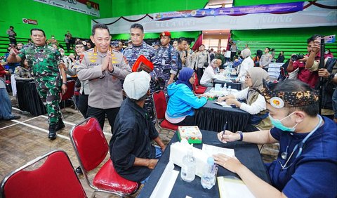 Kapolri Jenderal Listyo Sigit Prabowo bersama dengan Panglima TNI Laksamana Yudo Margono menghadiri kegiatan bakti kesehatan dan sosial yang diselenggarakan oleh alumni Akabri 1989 (Altar 89) dalam rangka 34 tahun pengabdian di Tasikmalaya, Jawa Barat.