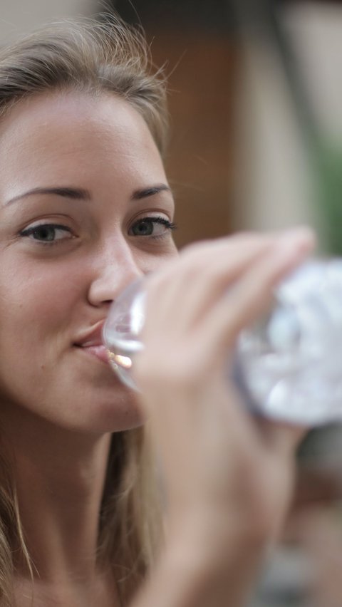 Ingatlah, air putih adalah sumber kehidupan, dan dengan minum cukup, Anda membantu tubuh Anda berfungsi dengan baik.