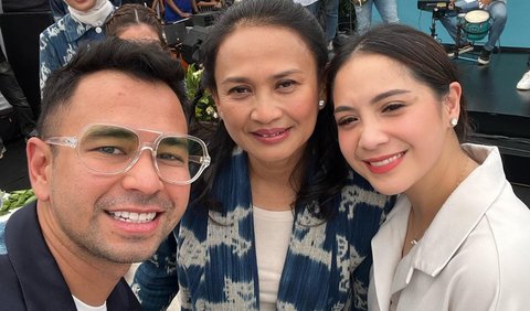 Raffi Ahmad dan Nagita saat mengbadikan momen bersama istri Kapolri. Ketiganya tampak begitu akrab. 